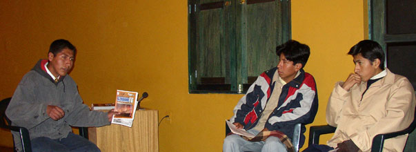 Luis K. Adco presentando su Parnasillo